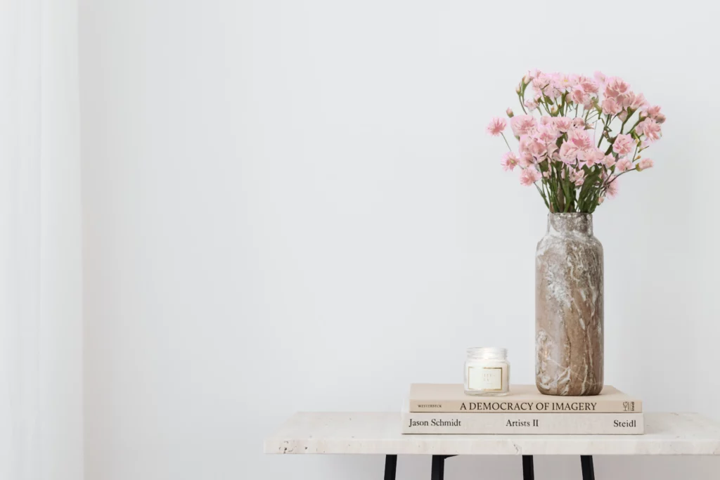 Kwiatki i książki na stoliku w gabinecie psychologicznym