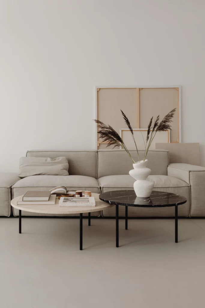 Przytulne miejsce na konsultacje psychologiczne z kanapą, stolikiem kawowym, gazetami i delikatnym wazonem, zapraszające do otwartych rozmów i refleksji