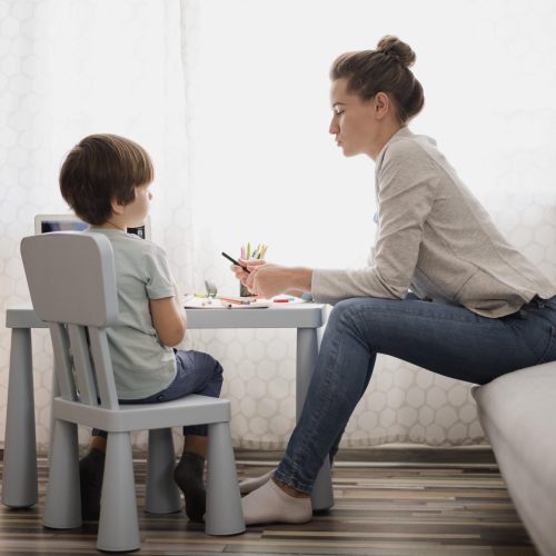 boczny-widok-trenuje-dziecka-kobieta-w-domu