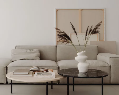 Przytulne miejsce na konsultacje psychologiczne z kanapą, stolikiem kawowym, gazetami i delikatnym wazonem, zapraszające do otwartych rozmów i refleksji