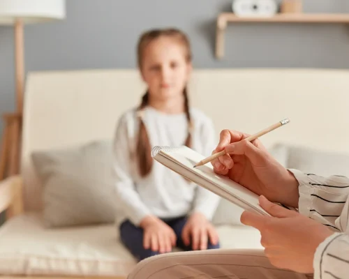 psycholog-robi-notatki-podczas-prowadzenia-sesji-z-dzieckiem-plci-zenskiej-zapisujac-wazne-punkty-dotyczace-jej-stanu-emocjonalnego-i-psychicznego-sluchajac-o-problemach-malej-dziewczynki