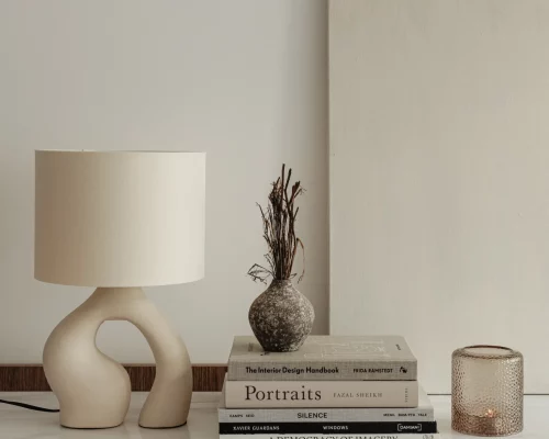 przestrzeń psychologa z lampą, książkami i delikatnym światłem świeczki, stworzona do wspierania rozmów i refleksji